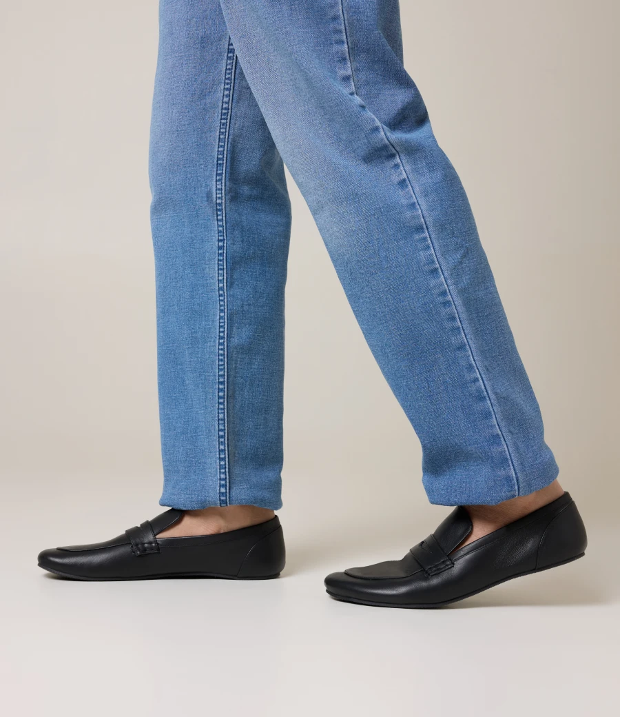 mens-loafer-black-overlay