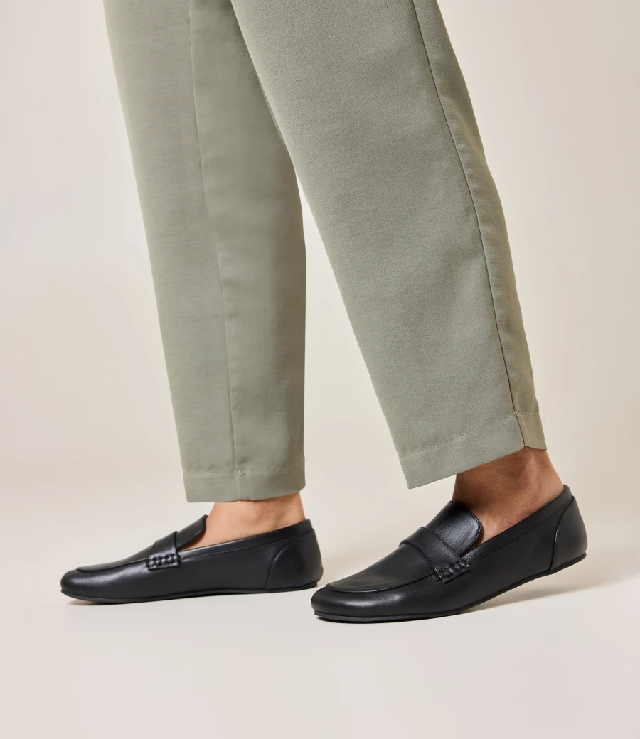 womens-loafer-black-overlay